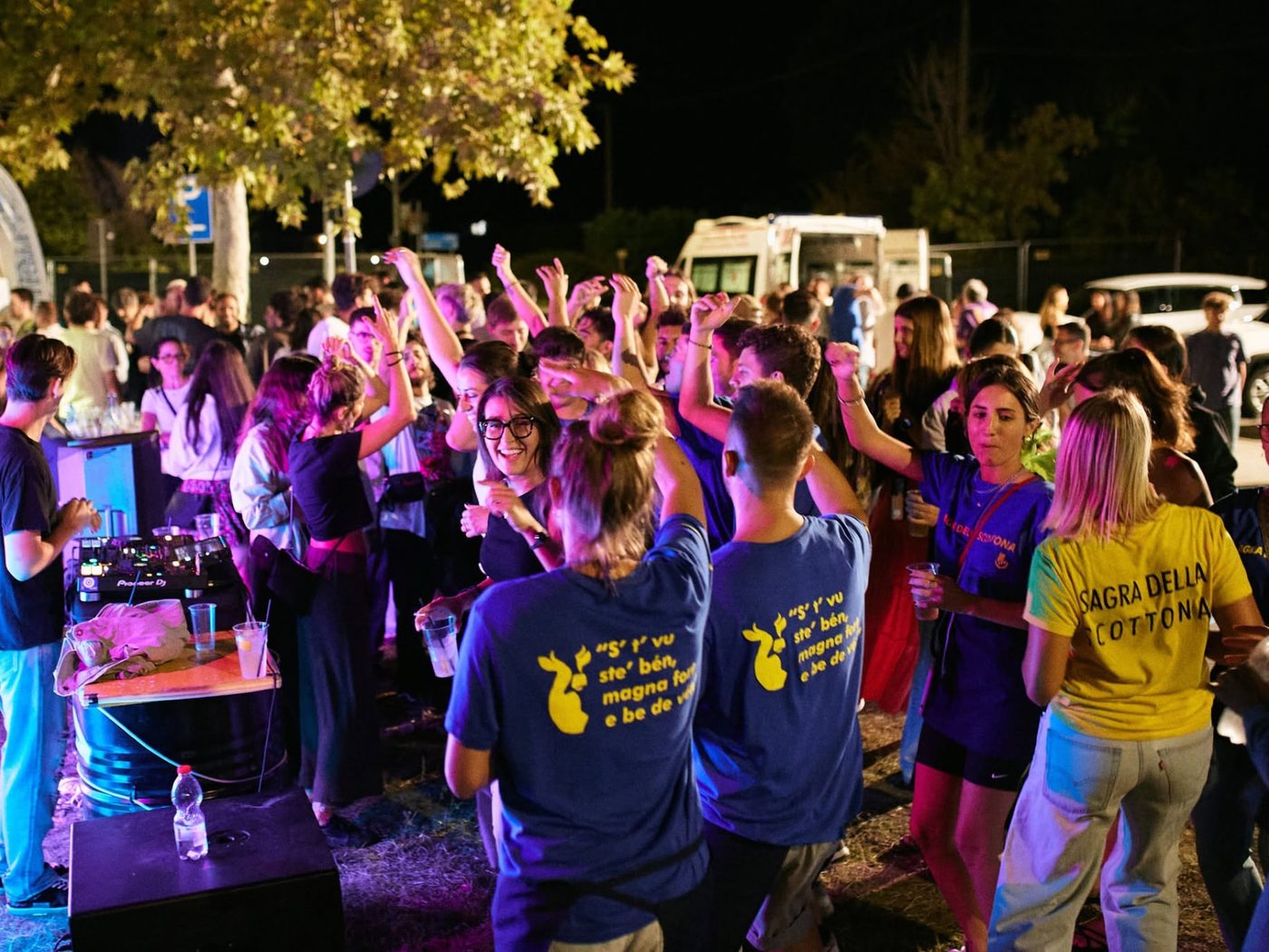 Dj set serale con la pista da ballo piena alla sagra