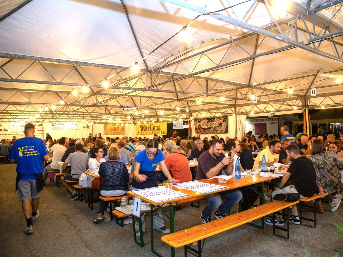 Il tendone della Sagra della Scottona con i tavoli pieni di gente