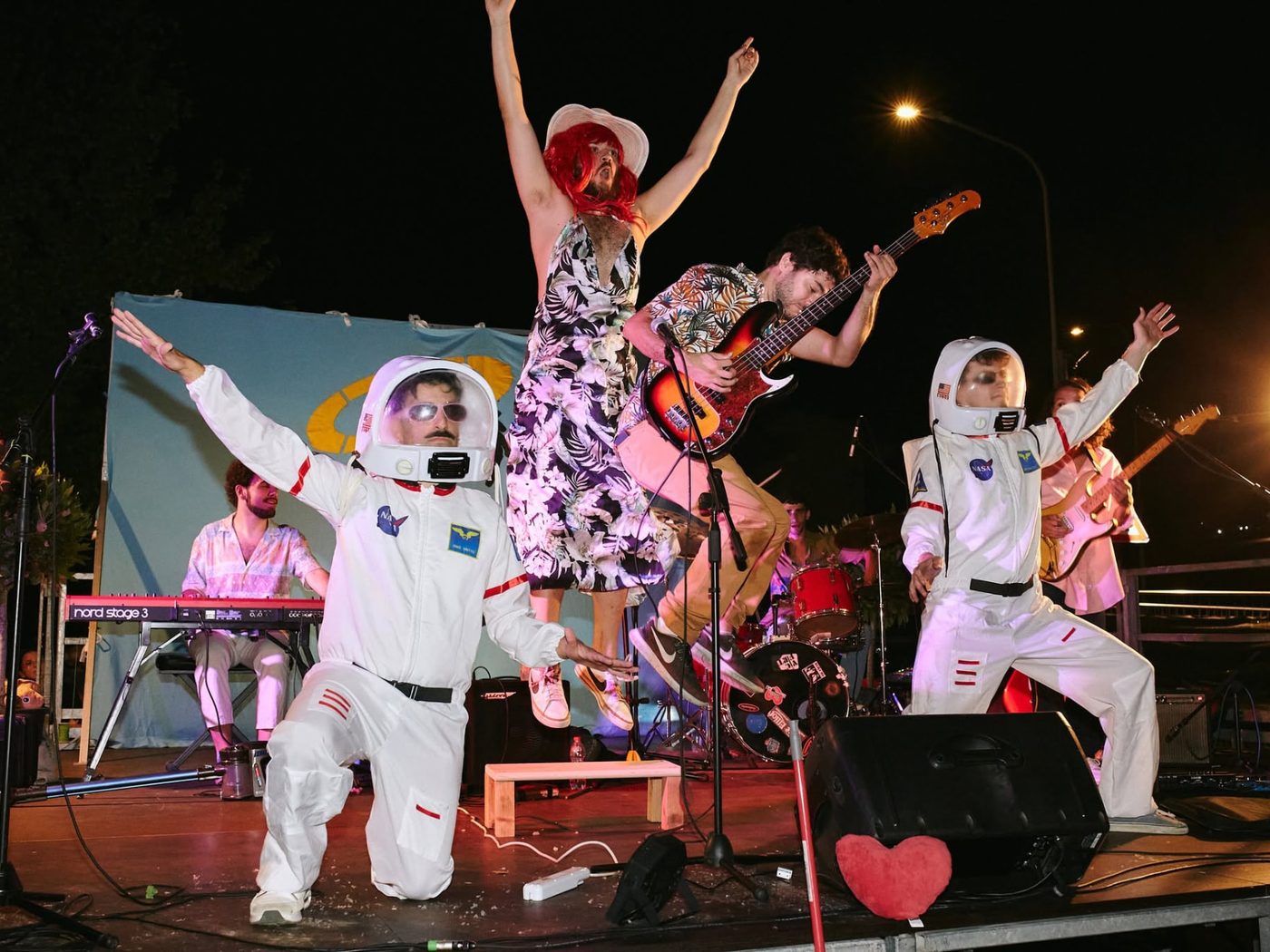 Band sul palco durante una serata della sagra