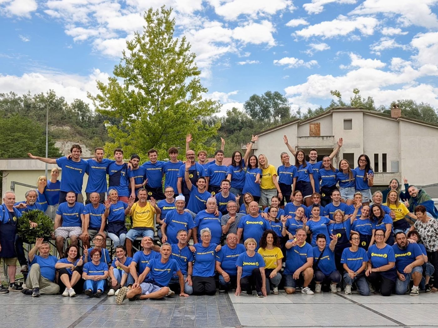 Foto di gruppo dei volontari della Sagra della Scottona
